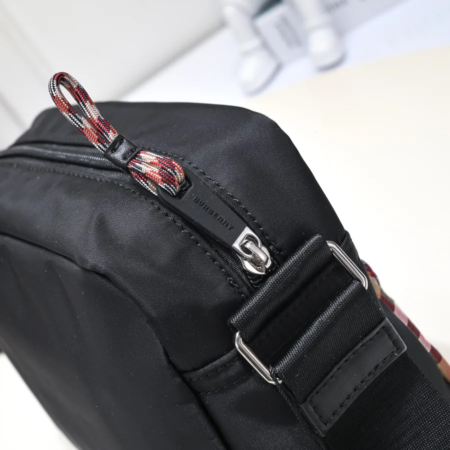 B Brand New Men's Vintage Patchwork Retro Grained Calfskin Crossbody