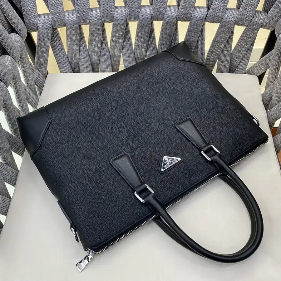 LV Handbag Essential for Casual Wear