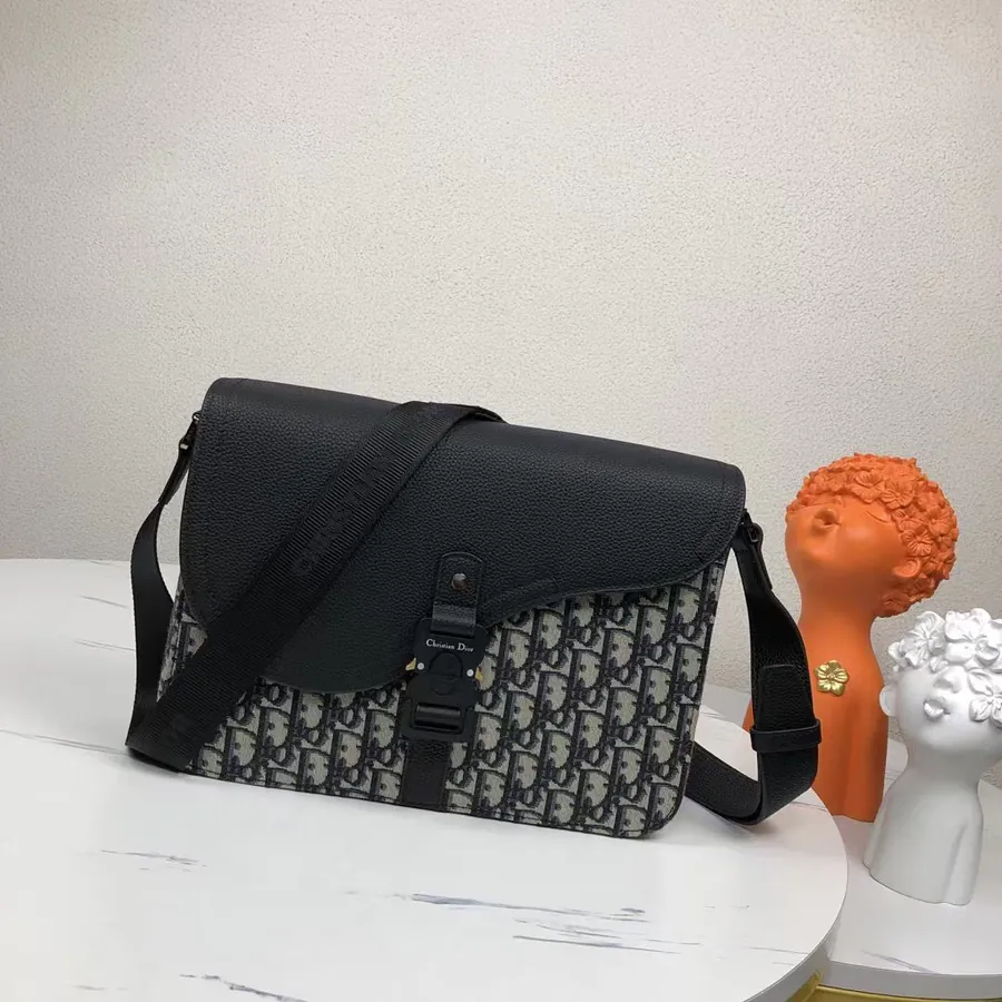 Market Top Version Satchel Tote with Grained Calfskin and Cistian Logo