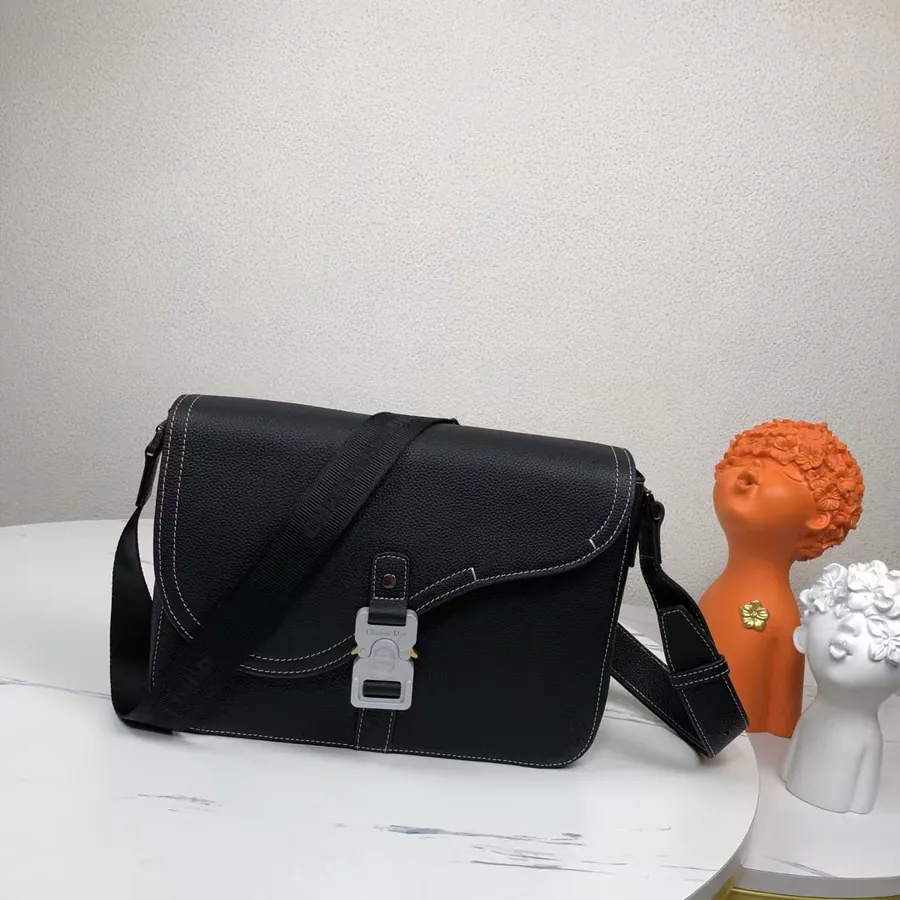 Cistian Saddle Messenger Bag Classic Design, Grained Calfskin