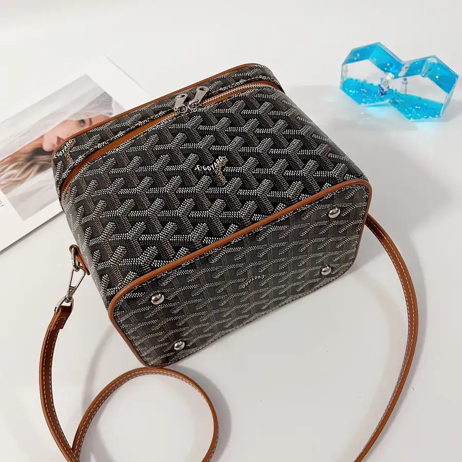 Muse Cosmetic Bag with Smart Interior Space