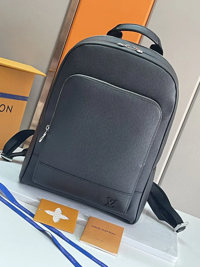 Adrian Shoulder Bag Taïga Leather, Modern Style