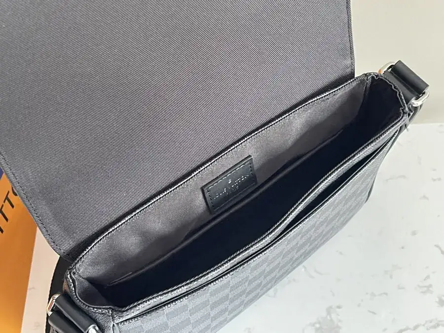 District Mini Briefcase in Taïga Leather