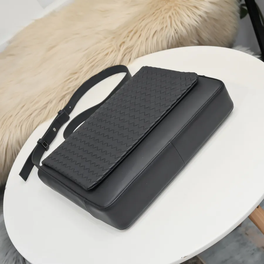 BV Latest Men's Woven Messenger Bag
