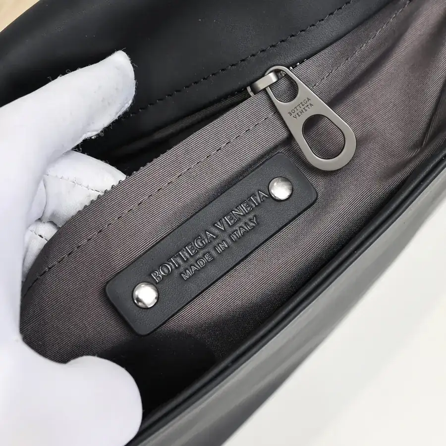 BV Latest Men's Woven Messenger Bag