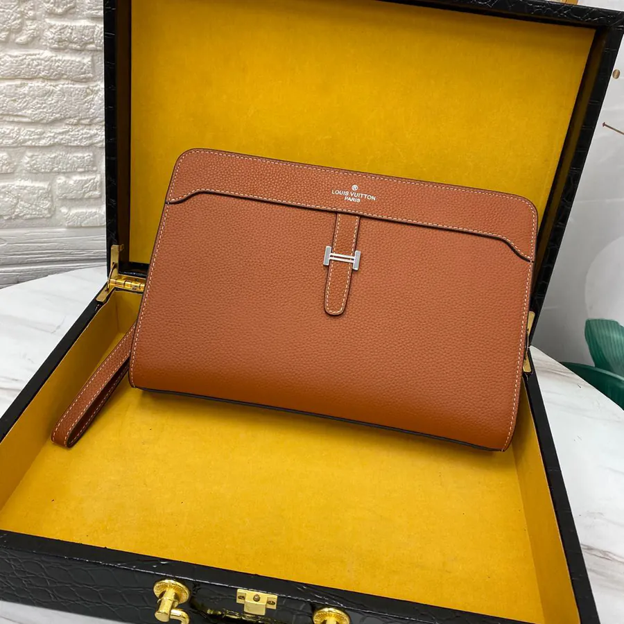 L Brand New Leisure Handbag