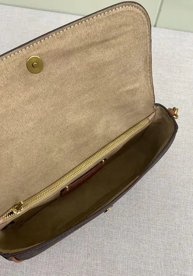Coach 2 Month New Brook Chain Bag Lightweight and Stylish