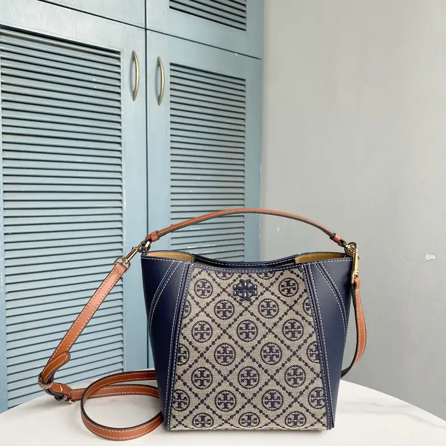 TB New McGraw Small Bucket Bag in Grained Calfskin