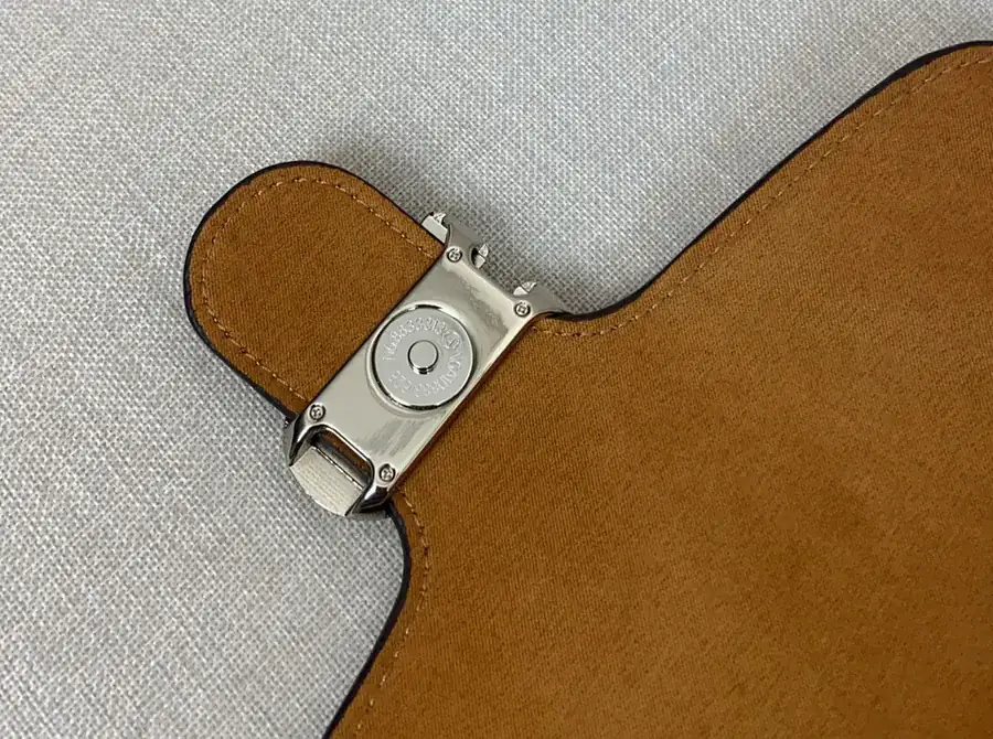 Coach Cargo Soft Tabby Neutral Style