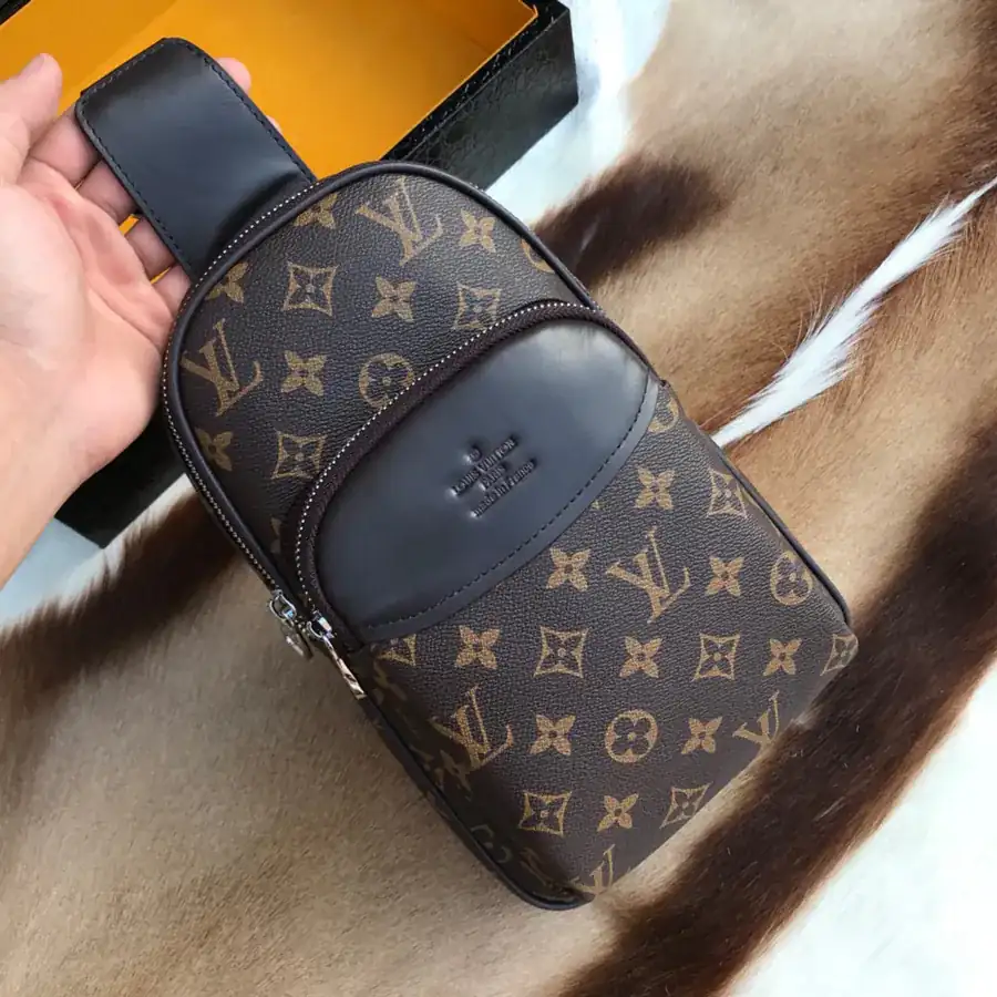 P200 New Background V Family Style V Chest Bag