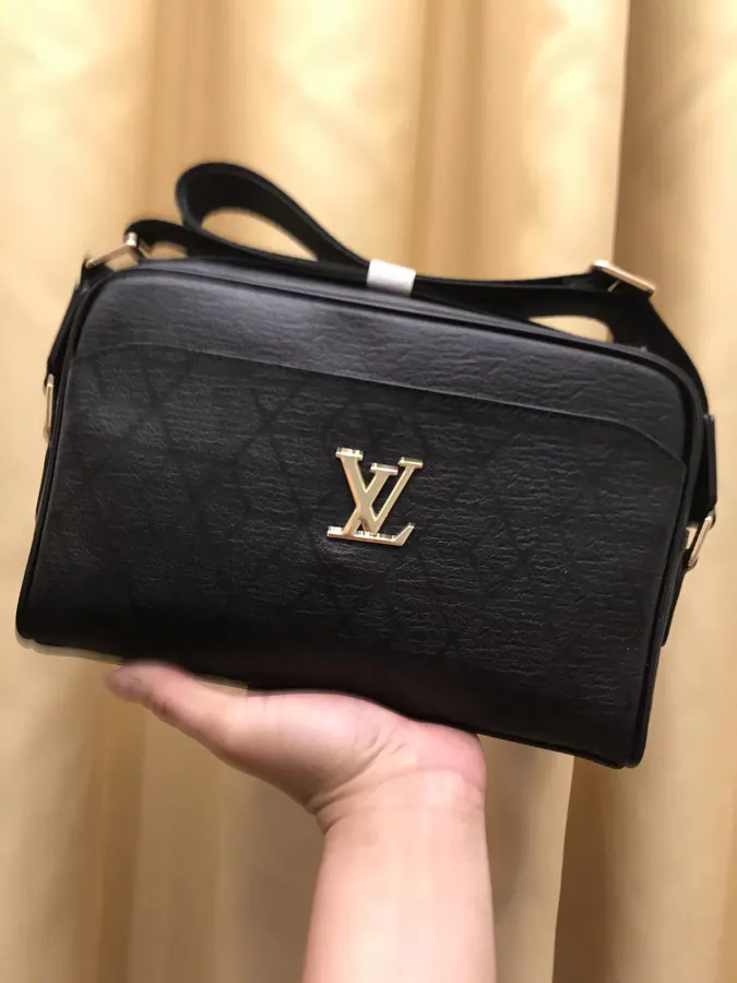 2023 V Brand New Crossbody Bag Black, Classic Design