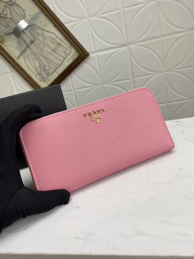Classic Single Zip Wallet in Grained Calfskin