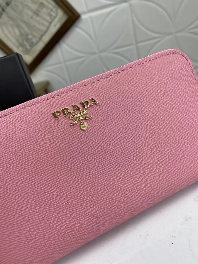 Classic Single Zip Wallet in Grained Calfskin