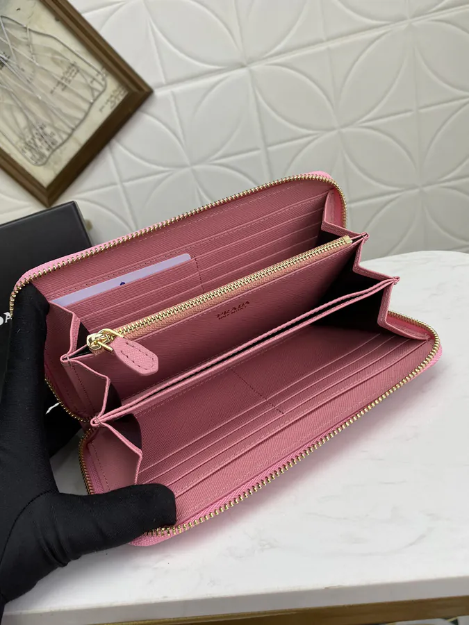 Classic Single Zip Wallet in Grained Calfskin