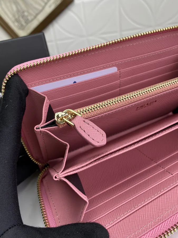 Classic Single Zip Wallet in Grained Calfskin
