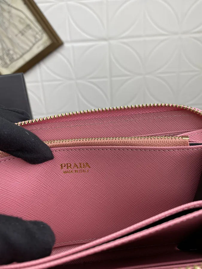 Classic Single Zip Wallet in Grained Calfskin