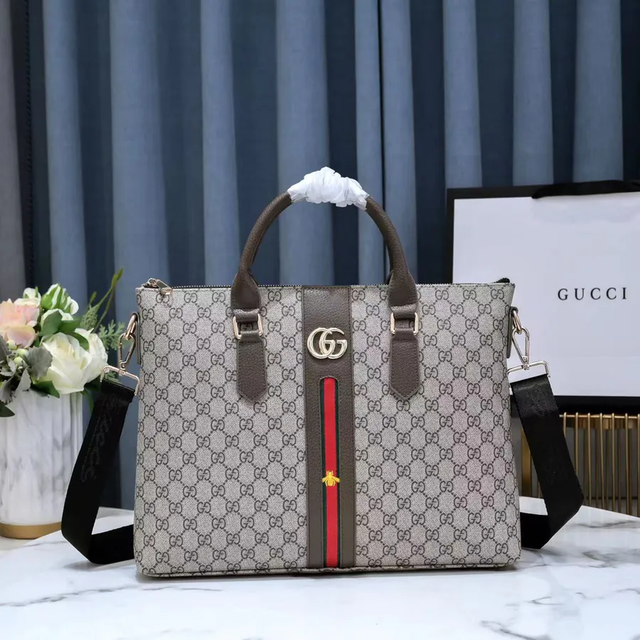 Gucci Men's Traditional Single Zip Shoulder Bag