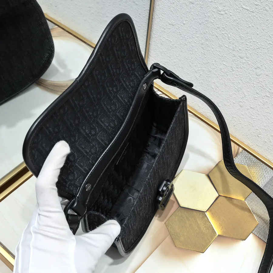 DIO.R Gallop Messenger Bag Minimalist Design, Leather Details