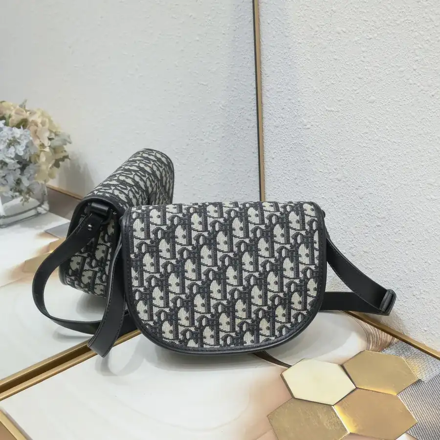 DIO.R Gallop Messenger Bag Minimalist and Stylish