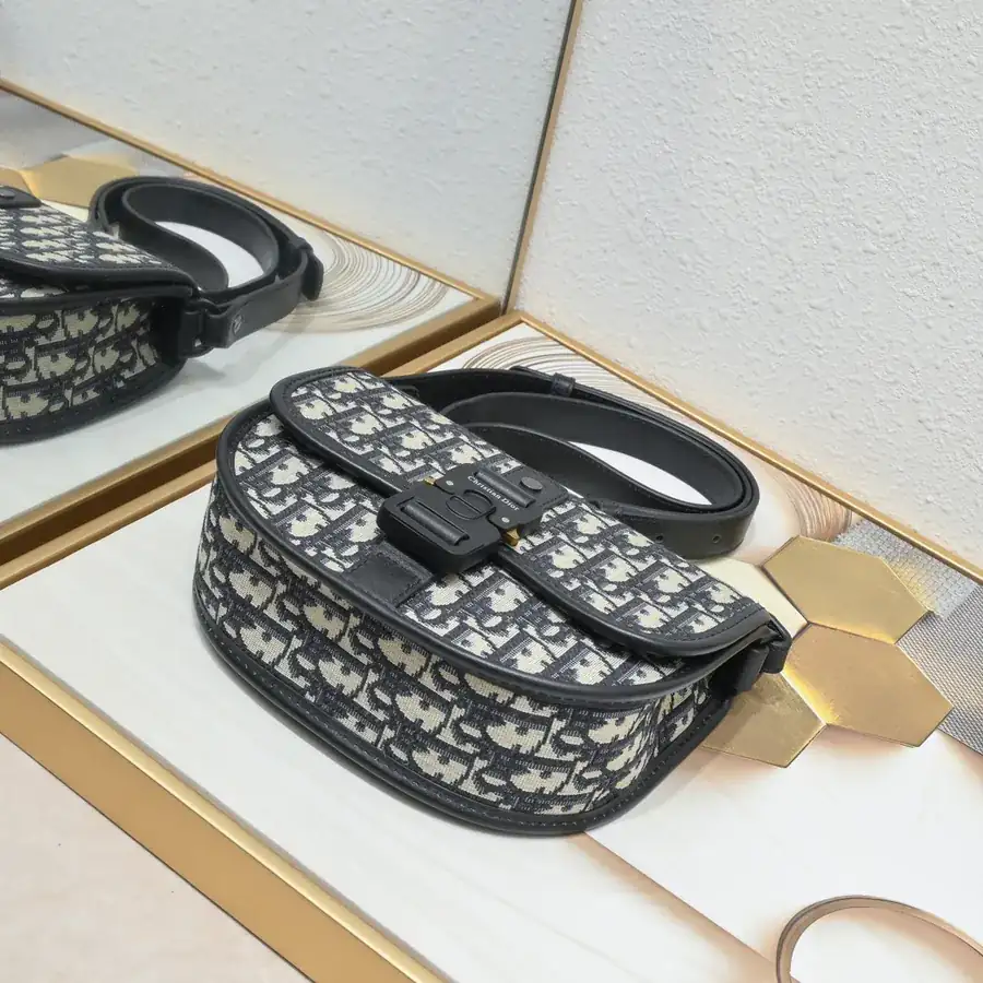 DIO.R Gallop Messenger Bag Minimalist and Stylish