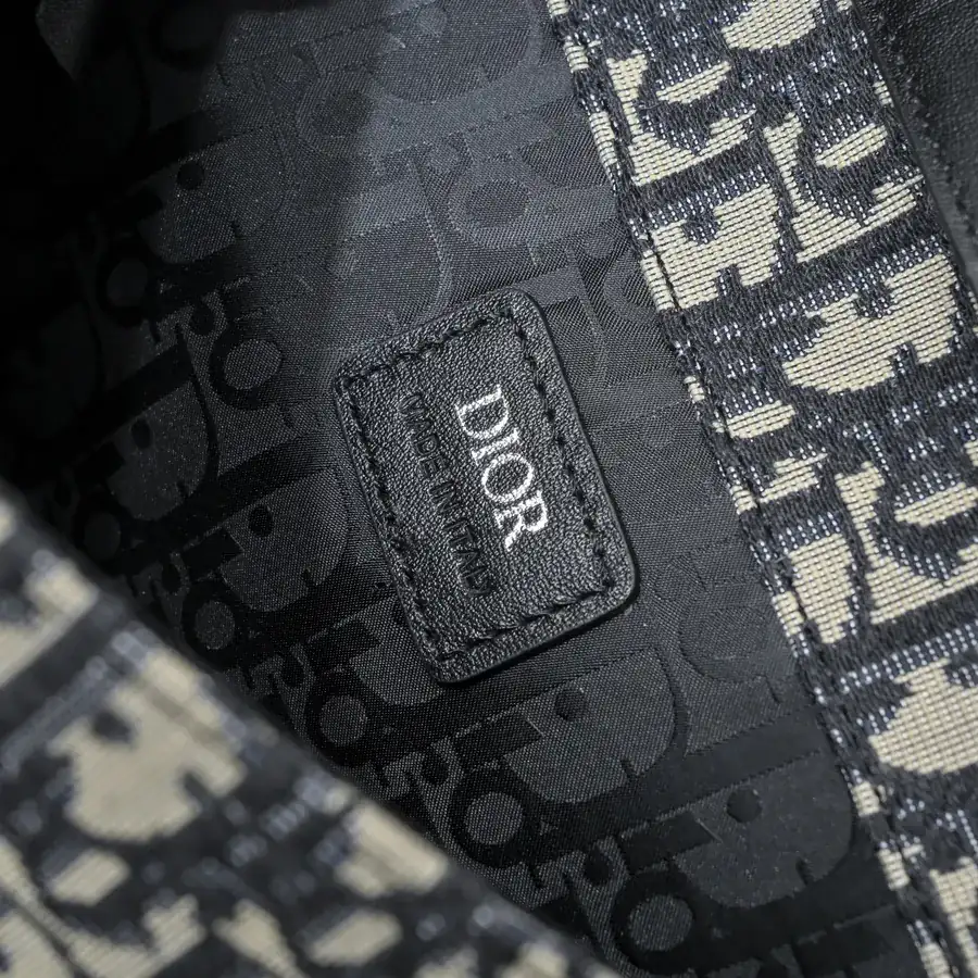 DIO.R Gallop Messenger Bag Minimalist and Stylish