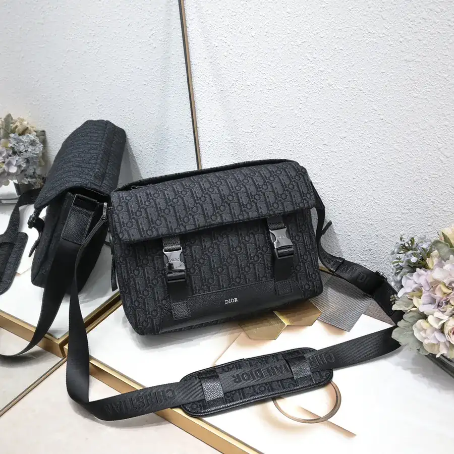 Explorer Handbag with Classic Messenger Style
