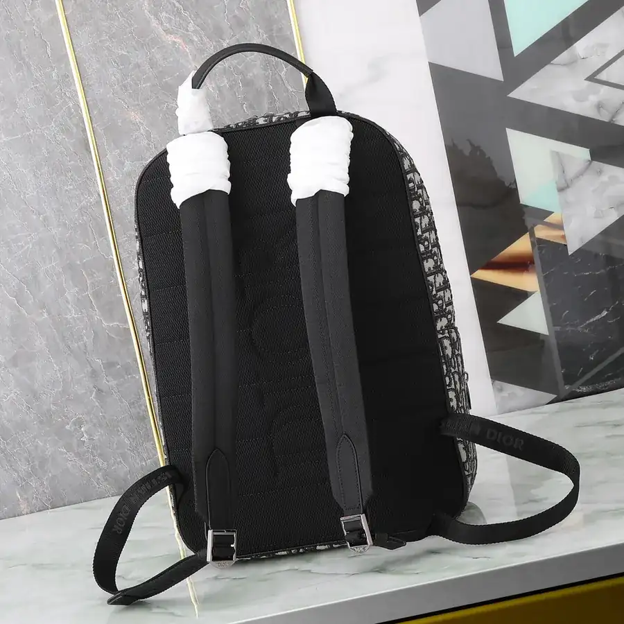 Safari Shoulder Bag Minimalist Elegance with Dior Logo