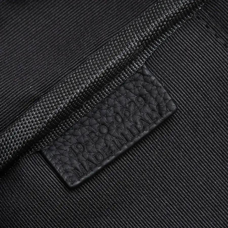 Safari Shoulder Bag Minimalist Elegance with Dior Logo