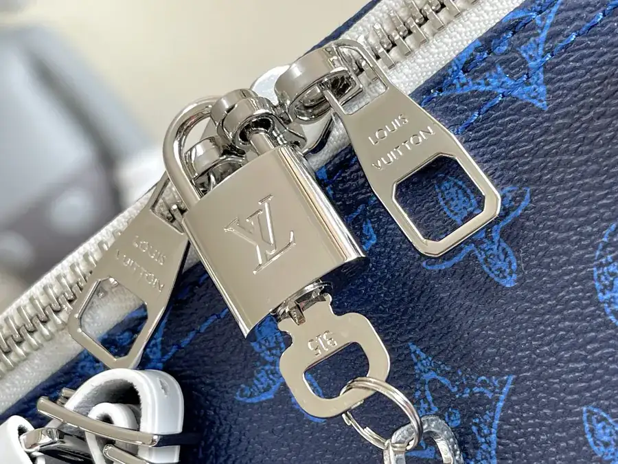 LV Keepall Bandoulière 55 Travel Bag Vintage Monogram Design