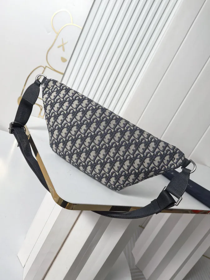 8 Spring 2025 Collection Oblique Print Tote
