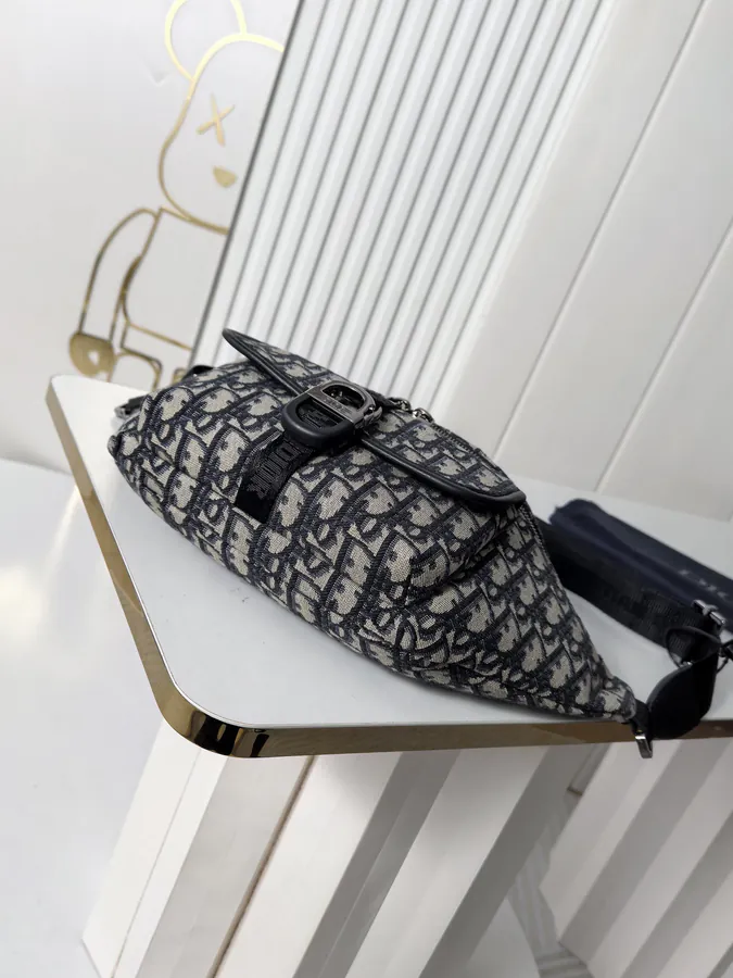 8 Spring 2025 Collection Oblique Print Tote