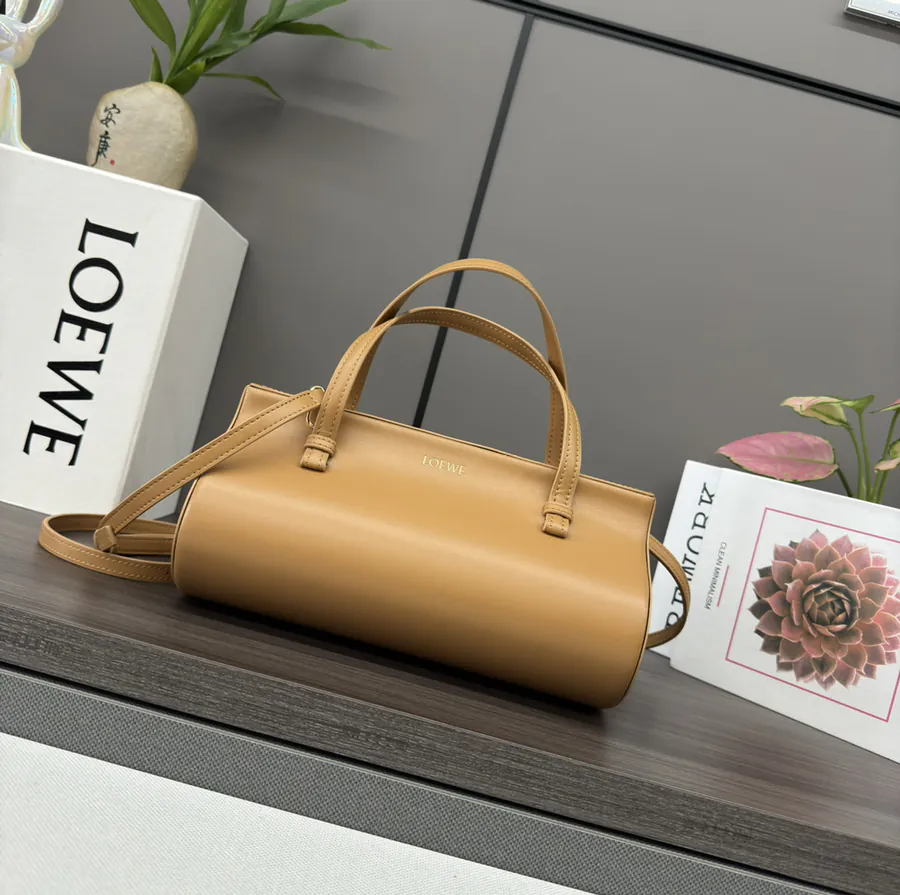 P780.LOw℮ New Round Tote Bag Magnetic Closure, Grained Calfskin Handle, Retro Corner Detail