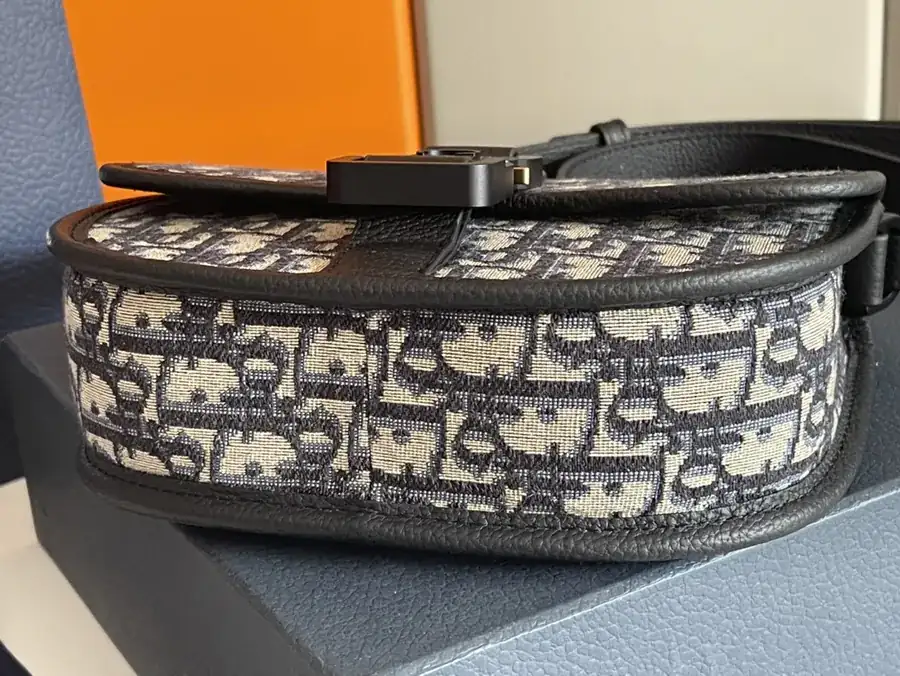 Gallop Messenger Bag Minimalist Design, Premium Materials