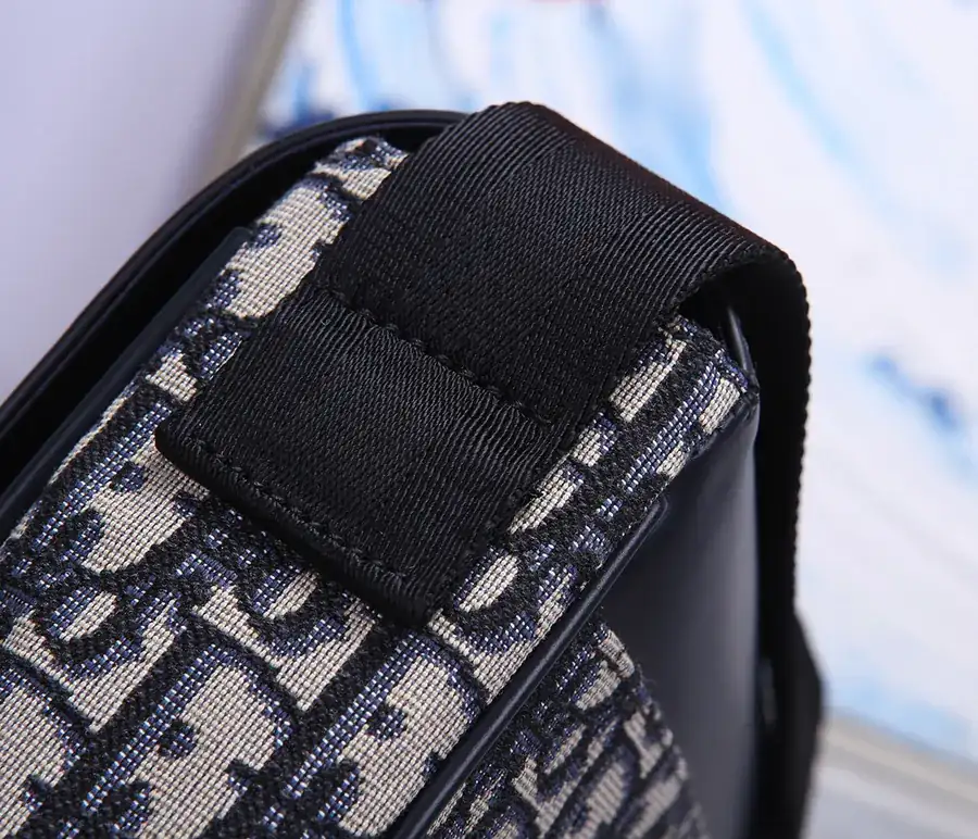 DIO.R Oblique Messenger Bag