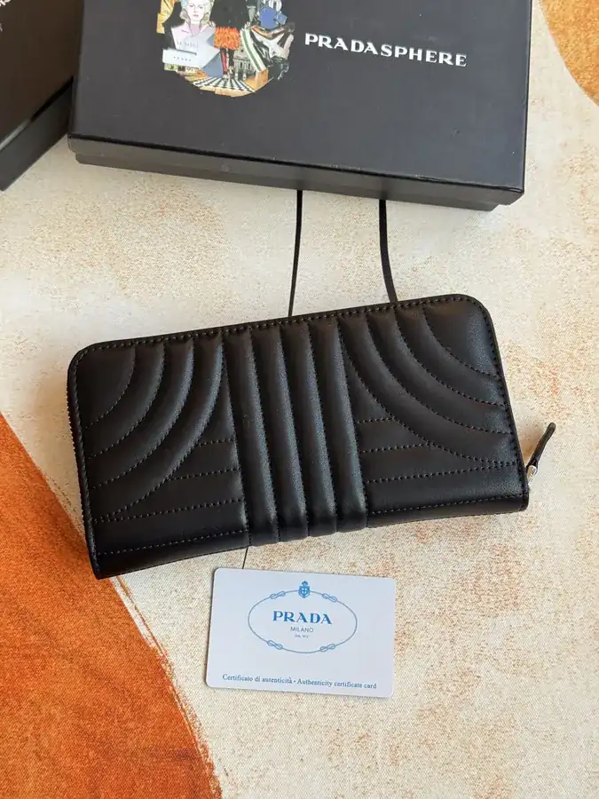 Classic Single Zip Wallet in Grained Calfskin
