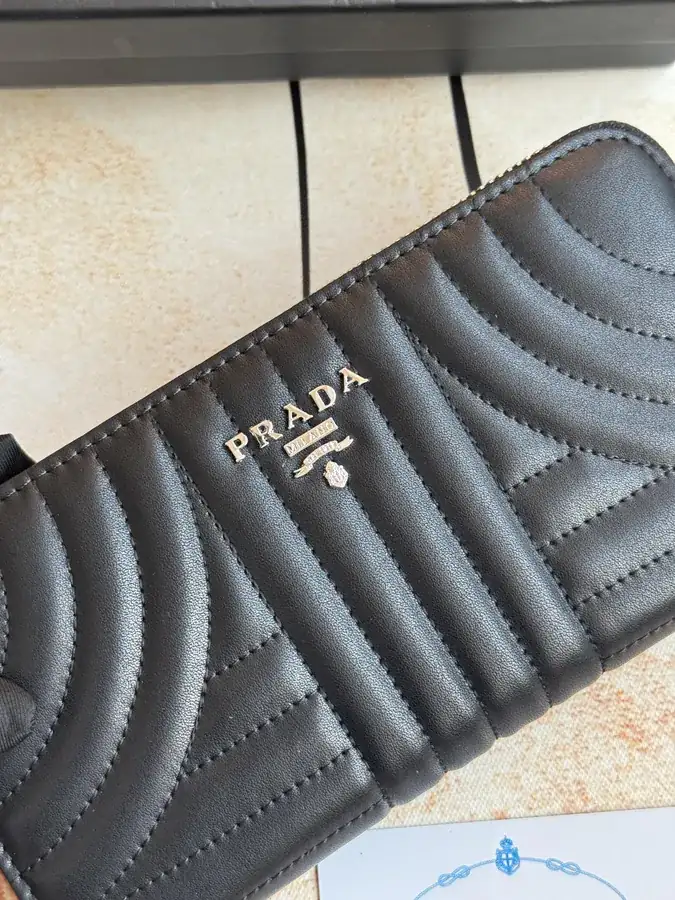 Classic Single Zip Wallet in Grained Calfskin