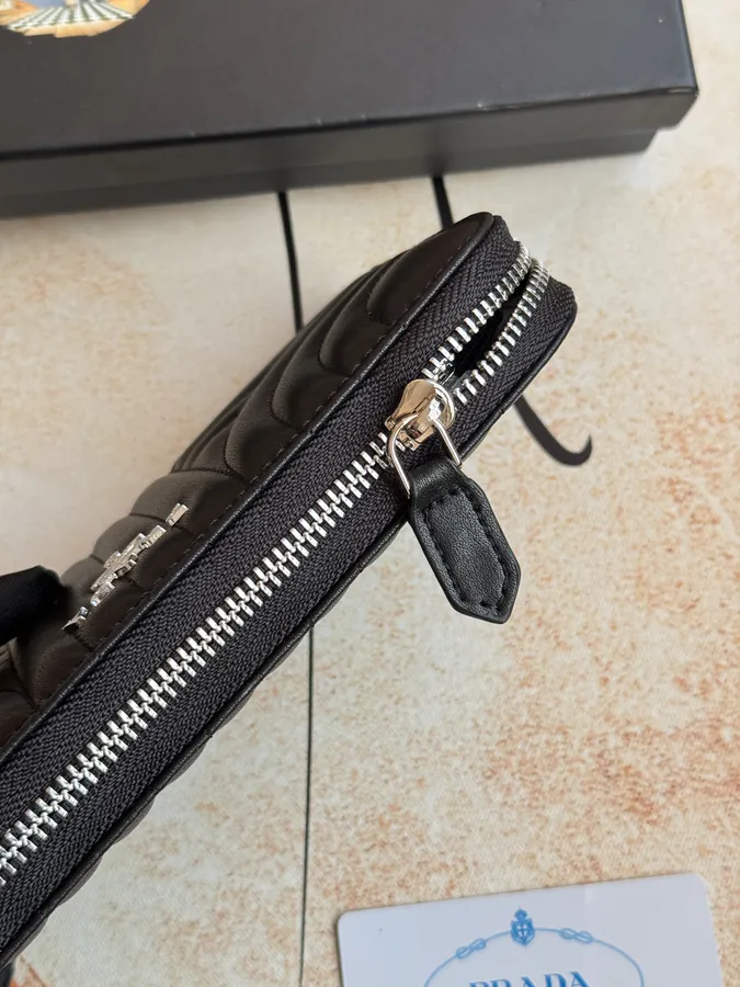 Classic Single Zip Wallet in Grained Calfskin