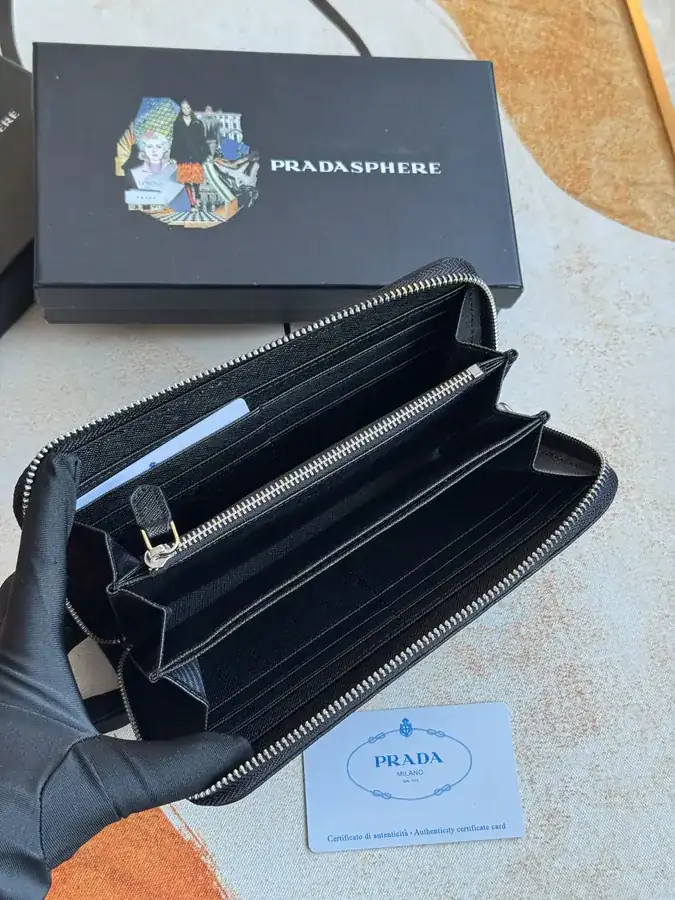 Classic Single Zip Wallet in Grained Calfskin
