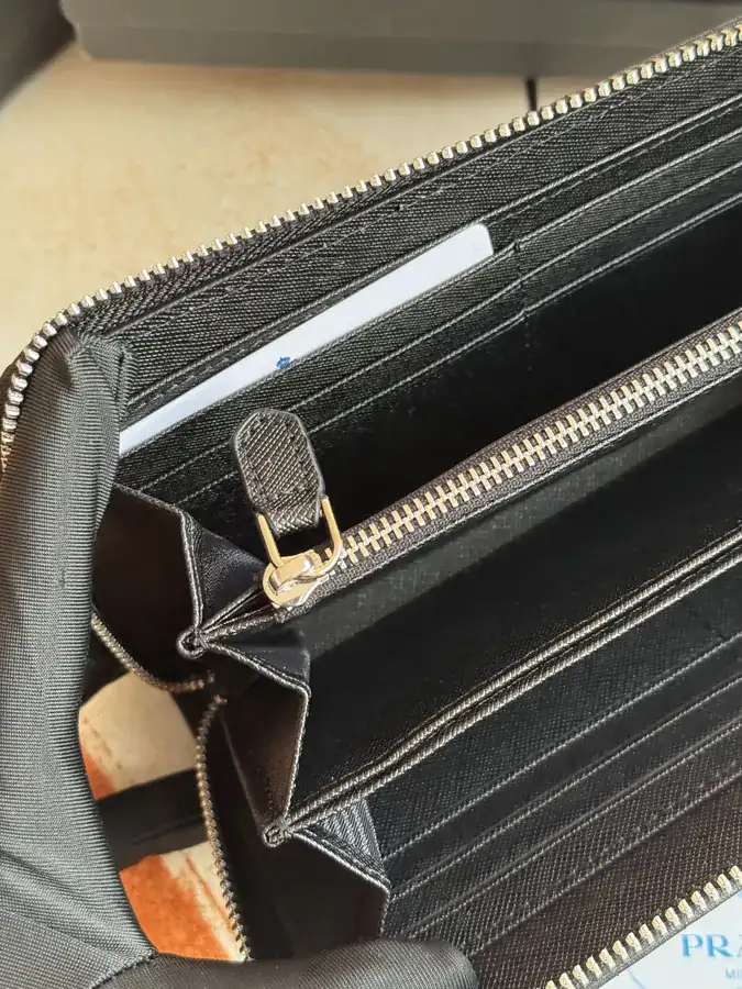 Classic Single Zip Wallet in Grained Calfskin