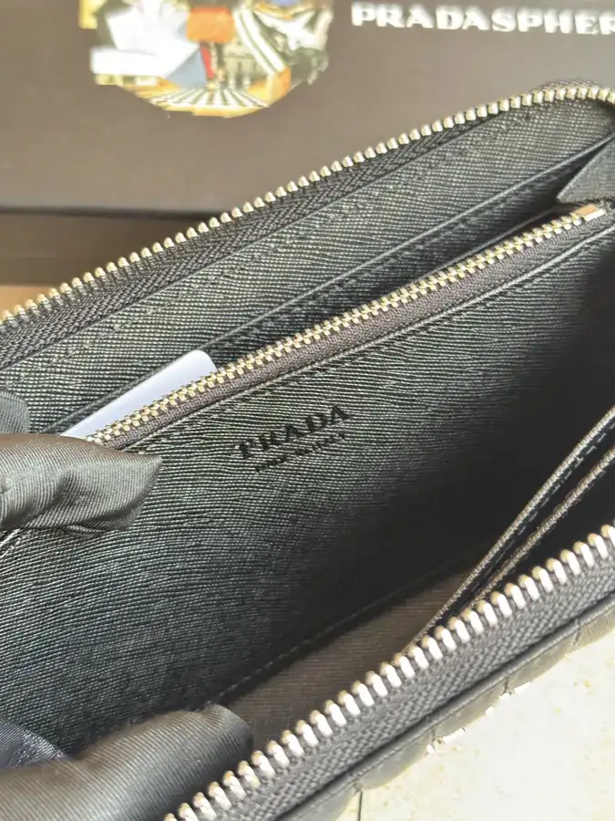 Classic Single Zip Wallet in Grained Calfskin