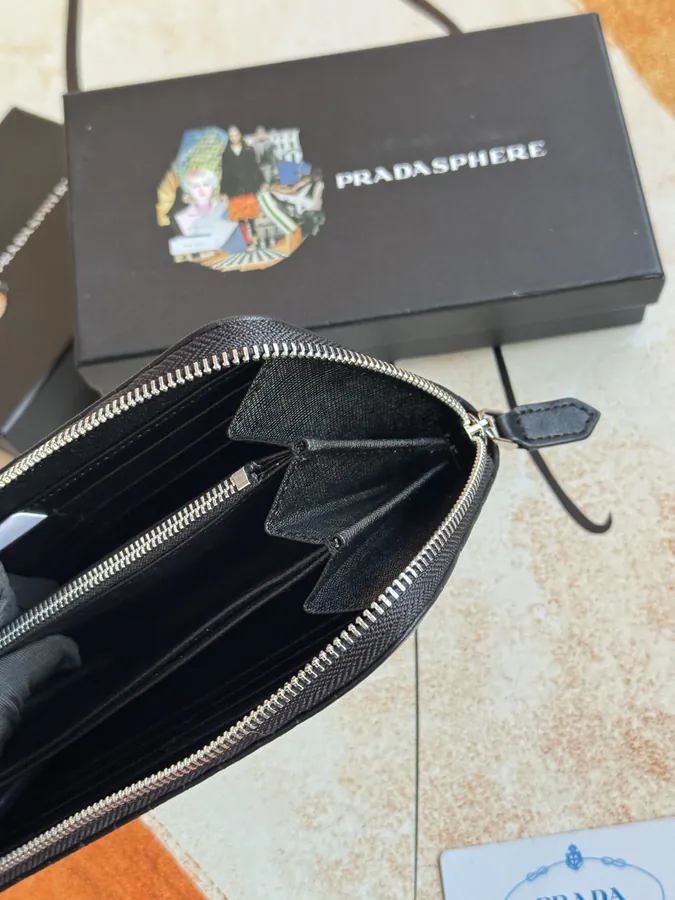 Classic Single Zip Wallet in Grained Calfskin