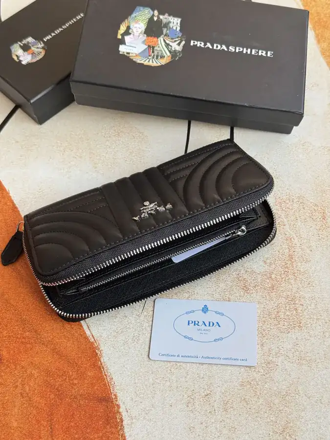 Classic Single Zip Wallet in Grained Calfskin