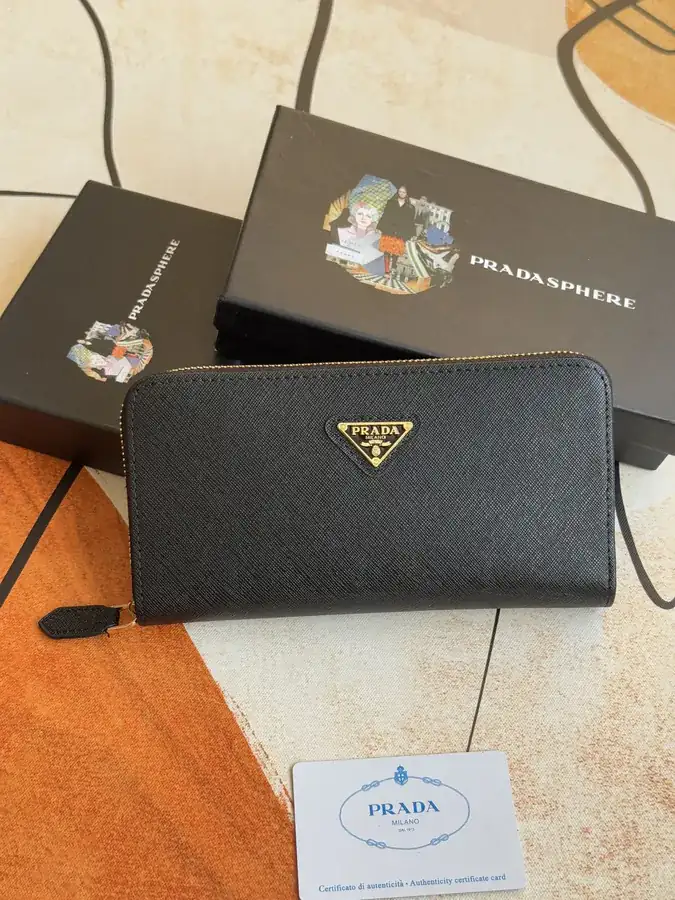 Classic Single Zip Wallet in Grained Calfskin