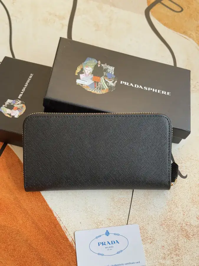 Classic Single Zip Wallet in Grained Calfskin