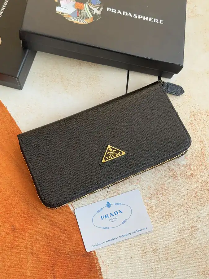 Classic Single Zip Wallet in Grained Calfskin