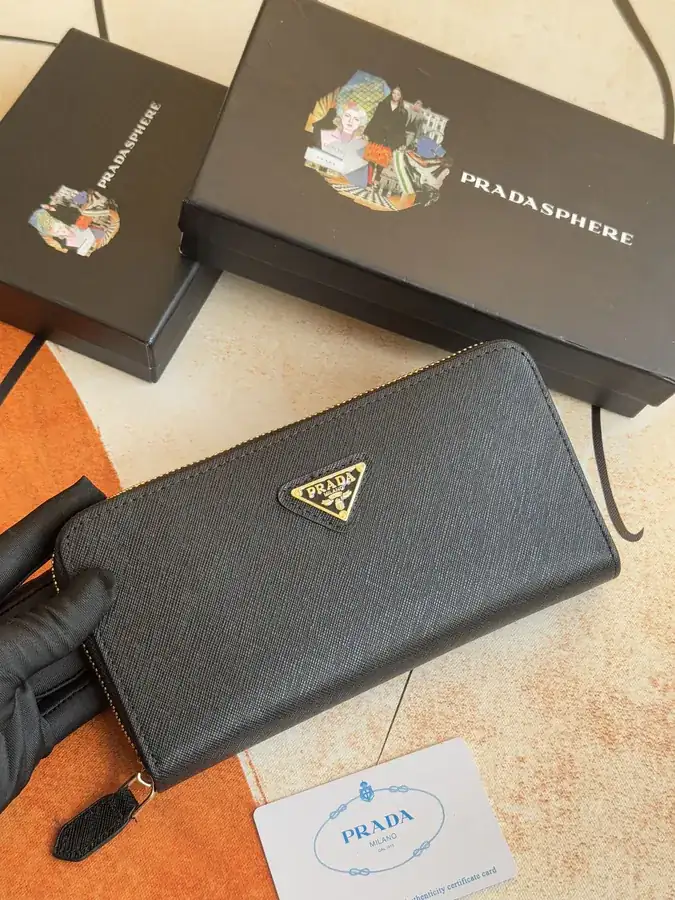 Classic Single Zip Wallet in Grained Calfskin