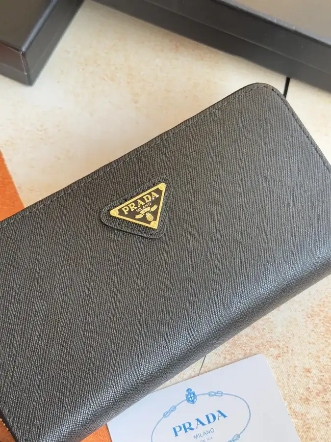Classic Single Zip Wallet in Grained Calfskin