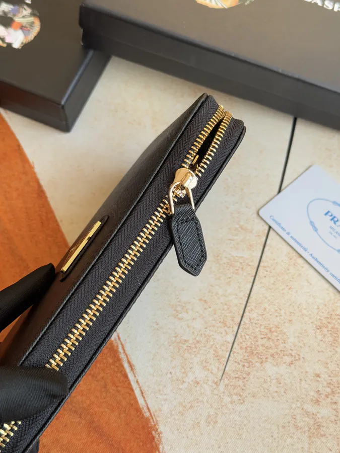 Classic Single Zip Wallet in Grained Calfskin
