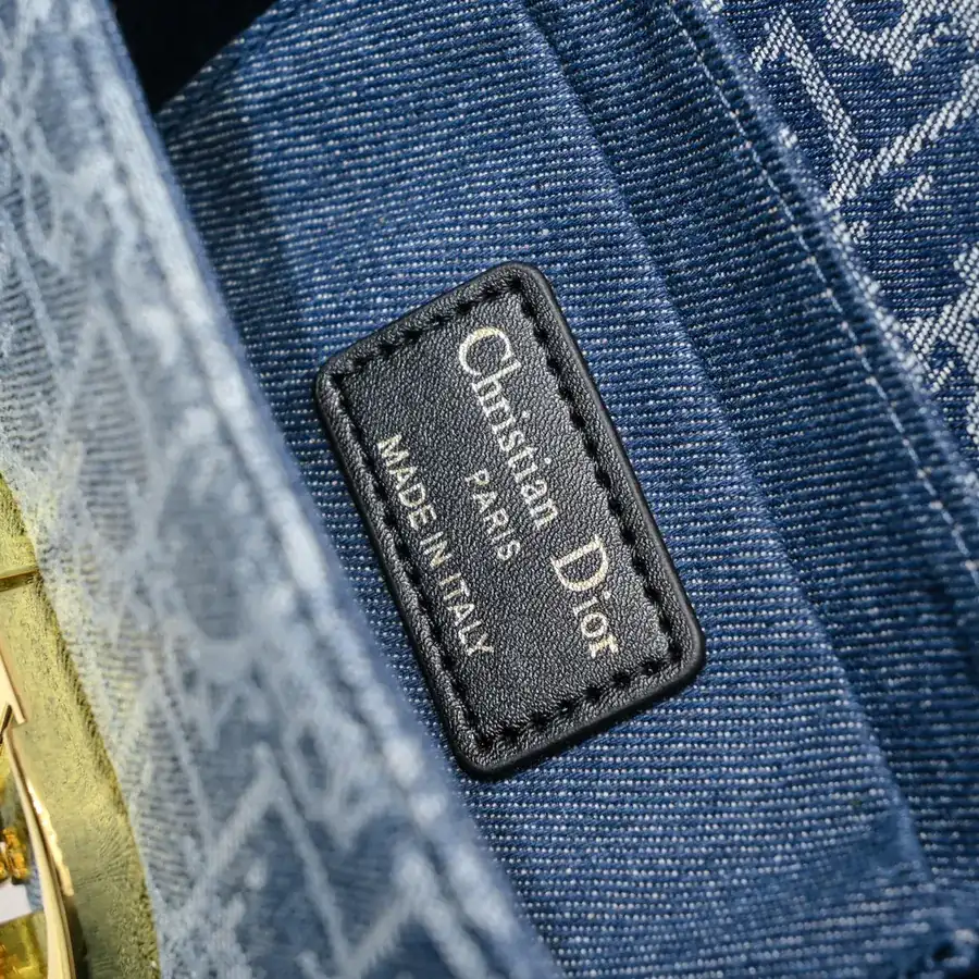 Dio.r 30 Montaigne Mini Box in Grained Calfskin