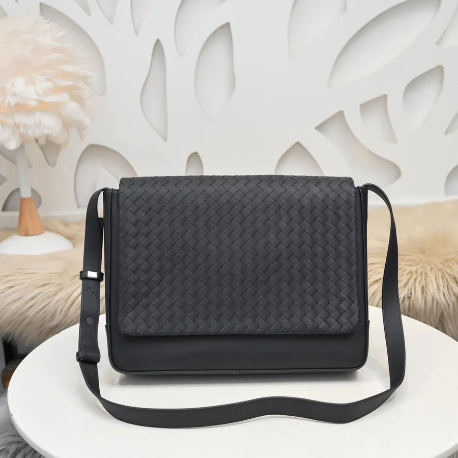 New Men's Woven Messenger Bag BV